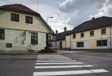 Küçük bir şehrin caddesine bak Sabile..