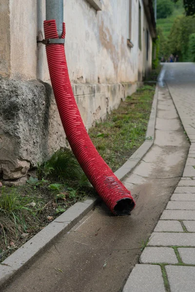 Drenaje Agua Roja Una Calle Una Pequeña Ciudad — Foto de Stock