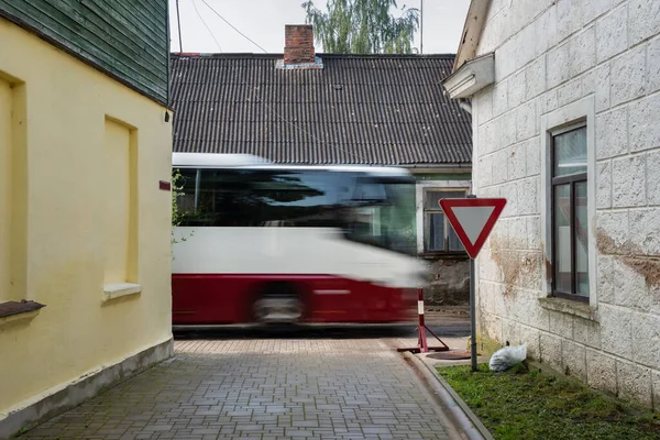 Küçük Bir Şehrin Dar Sokağında Büyük Bir Otobüs — Stok fotoğraf
