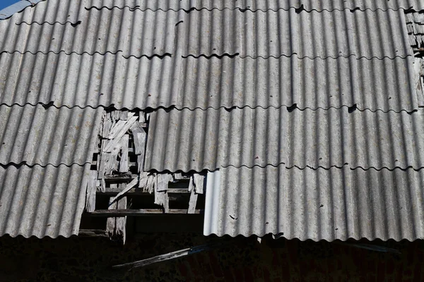 旧建筑物的石板屋顶受损 — 图库照片
