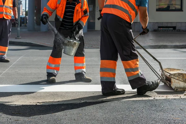 Mężczyźni Pracują Drodze Malując Białe Linie Przejścia — Zdjęcie stockowe