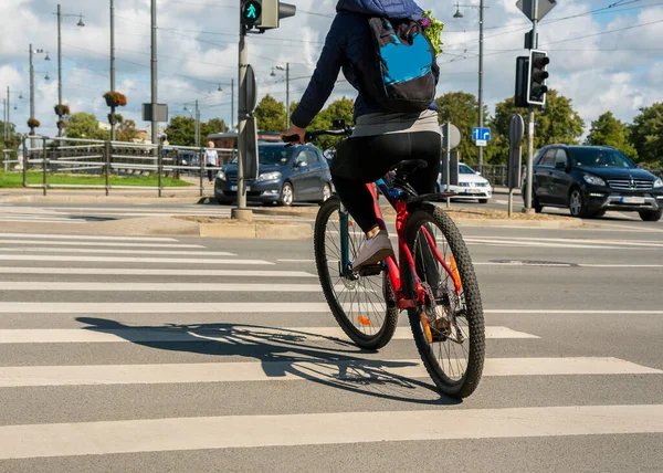 Ciclista Atravessa Estrada Corretamente — Fotografia de Stock