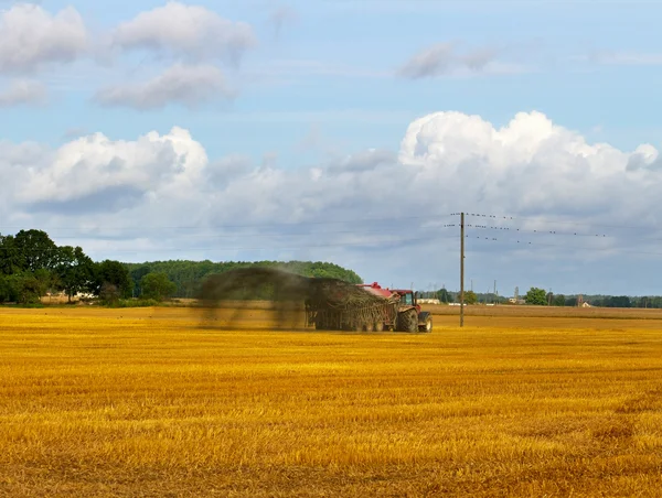 Traktor na poli. — Stock fotografie