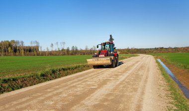Ekskavatör bir yolda.