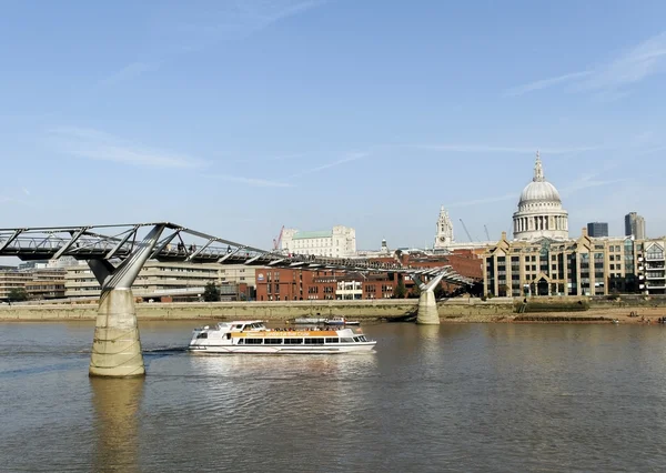 Thames Nehri, Millennium Köprüsü. — Stok fotoğraf
