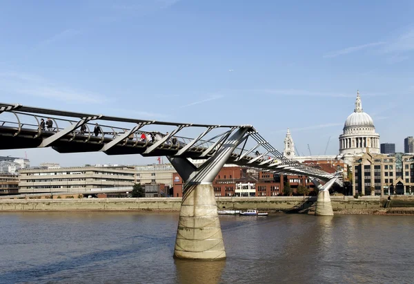 Thames Nehri, Millennium Köprüsü. — Stok fotoğraf