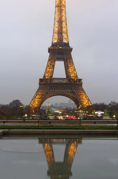 Eiffel Tower Light Beam Show. — Stock Photo, Image