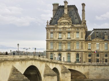  Louvre Müzesi görünümüne.