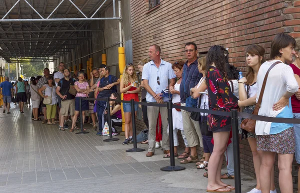 Fila de pessoas em Barcelona . — Fotografia de Stock