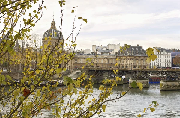 Ponte Pont des Arts do outro lado do rio Sena em Paris . — Fotografia de Stock