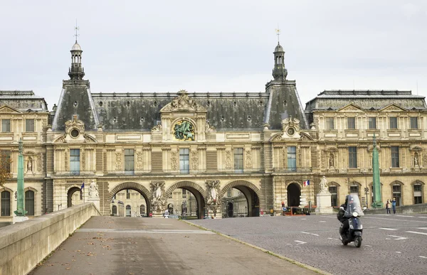 Widok na Muzeum Louvre. — Zdjęcie stockowe