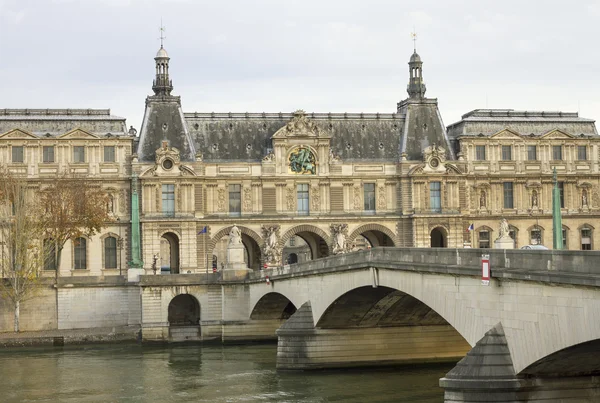 Widok na Muzeum Louvre. — Zdjęcie stockowe