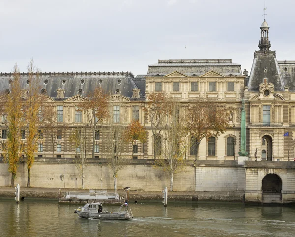 View to the Louvre Museum. — Stock Photo, Image