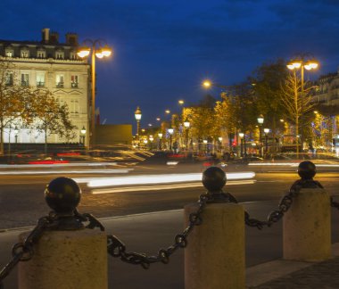 Paris'te sokaklarda görüntülemek.