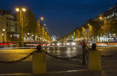 Paris'te sokaklarda görüntülemek.