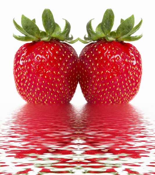 Två saftiga jordgubbar. — Stockfoto