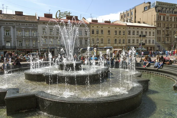 Fontanna przy Teatrze Opery i baletu. — Zdjęcie stockowe