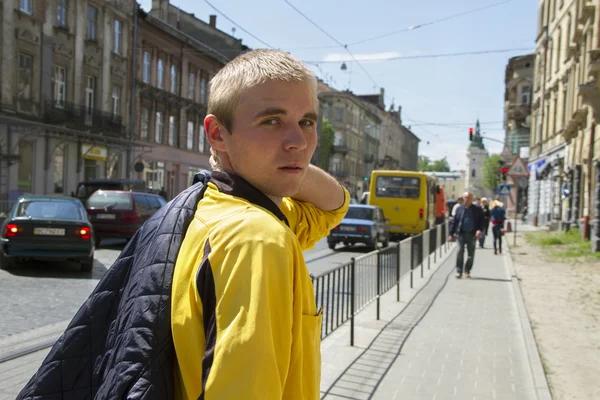 Unga mannen på gatan. — Stockfoto