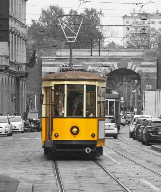 Sokakta Milano.