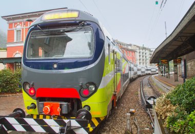 Küçük tren istasyonu Como.