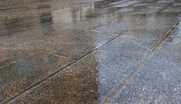 Πεζοδρόμιο στην βροχή. — Φωτογραφία Αρχείου