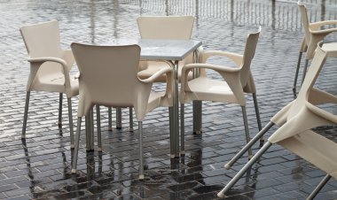 yağmur zamanında kapalı Cafe.