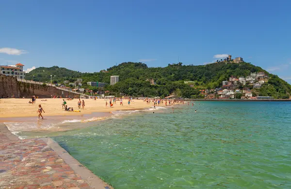 Vista para a costa em maré baixa . — Fotografia de Stock