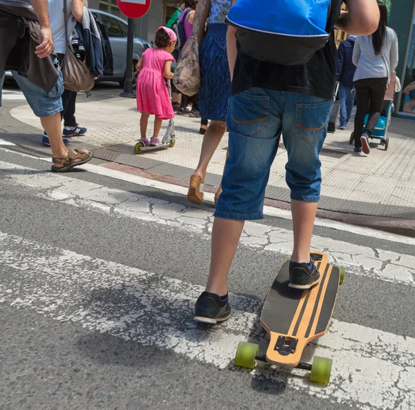 Gente en el paso de peatones . — Foto de Stock