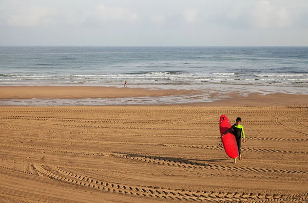 Surfista en la costa de San Sebastián o Donostia . — Foto de Stock