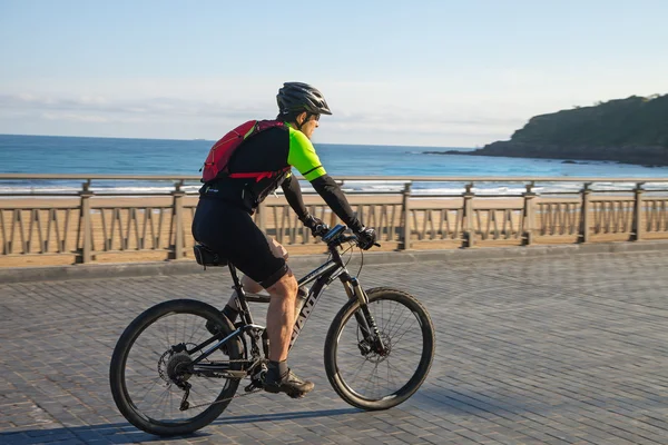 Ciclista en el paseo marítimo . — Foto de Stock