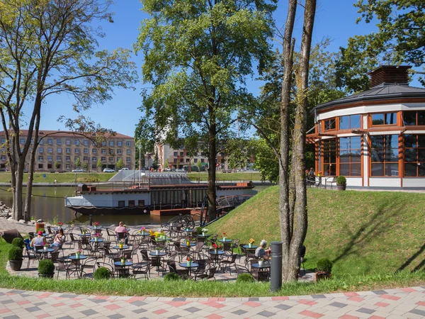 Cafe next to the river. — Stock Photo, Image