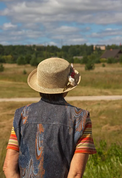 Femme sur la route . — Photo