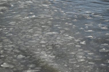 Kışın Baltık Denizi 'nin gri su yüzeyi.