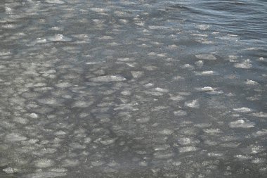 Kışın Baltık Denizi 'nin gri su yüzeyi.