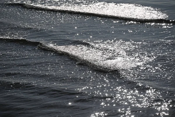 Baltık Denizi 'nin gri su yüzeyi.