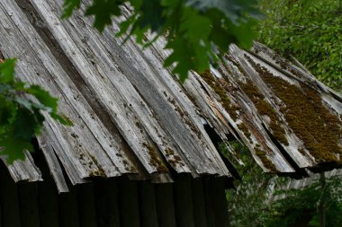 Çiftlikteki geleneksel eski ahır.