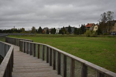 Yürümek için konakların yanındaki yaya köprüleri.