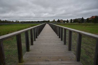 Yürümek için konakların yanındaki yaya köprüleri.