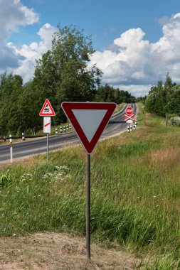 Ülke yolunda karmaşık yol işaretleri.