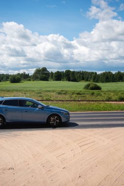 Demiryolunun yanında zor bir yol..