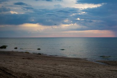 Bir akşam Baltık sahili manzarası.