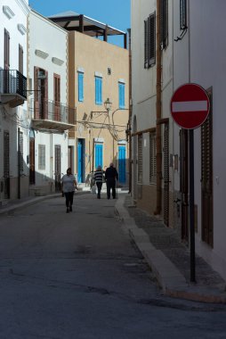 TRAPANI, SICILY, ITALY - 22: Trapani, Sicilya 'nın batısında yer alan bir kıyı kentidir. 22 Ekim 'de bir sahil kasabasında hayat. 2022 Trapani, Sicilya, İtalya.