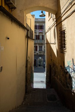 CAGLIARY, SICILY, ITALY - 18 Nisan: Cagliary Sicilya 'da bir kıyı kentidir. 18 Nisan 'da bir sahil kasabasında hayat. 2024, Cagliary, Sicilya, İtalya.