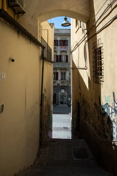 CAGLIARY, SICILY, ITALY - 18 Nisan: Cagliary Sicilya 'da bir kıyı kentidir. 18 Nisan 'da bir sahil kasabasında hayat. 2024, Cagliary, Sicilya, İtalya.