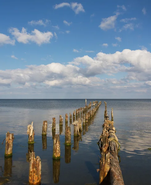 Gebroken pier in de Baltische Zee. — Stockfoto