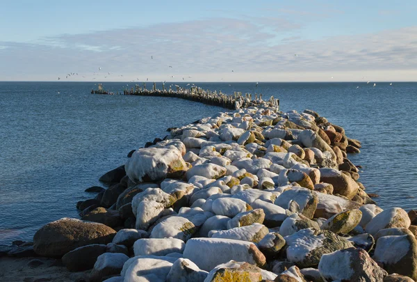 Vlnolamy v Baltském moři. — Stock fotografie