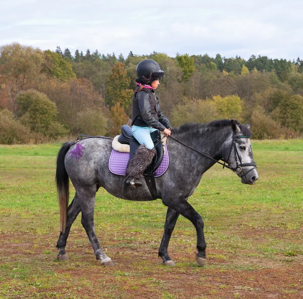 Schulmädchen auf dem Pferd. — Stockfoto