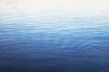 yumuşak su yüzeyi.