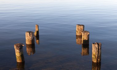 Denizin kenarında eski iskele.