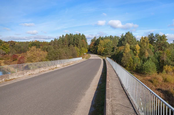 Starý most nad řekou Abava. — Stock fotografie